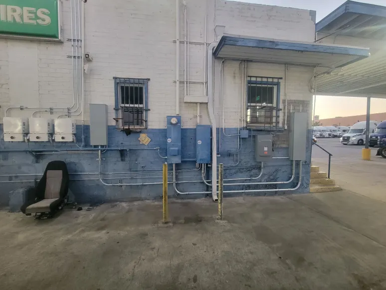 Conduit runs cleanly connecting all the parts, from the inverters to the fuse boxes